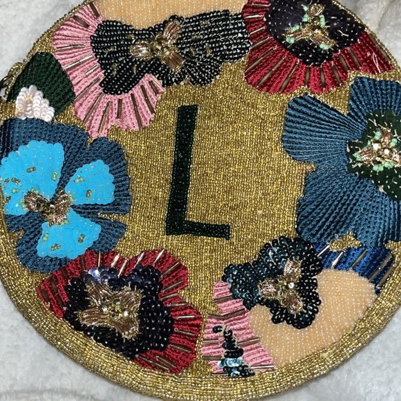 💛🩵🩷 NWT GORGEOUS ANTHROPOLOGIE CIRCULAR BEADED MONOGRAMMED L CLUTCH 🩷🩵💛 - Picture 2 of 6